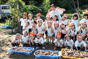 エンゼル自然体験農園でおいもほり　　年長