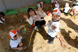 園庭の砂場でおいもほりごっこ　きりん