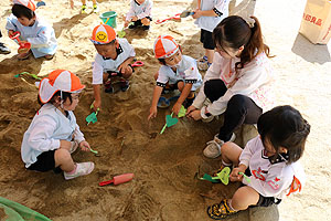 園庭の砂場でおいもほりごっこ　きりん