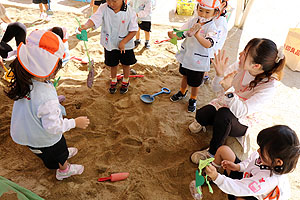 園庭の砂場でおいもほりごっこ　きりん