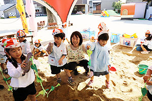 園庭の砂場でおいもほりごっこ　きりん