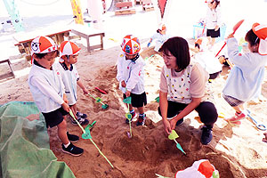 園庭の砂場でおいもほりごっこ　きりん