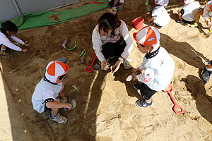 園庭の砂場でおいもほりごっこ　きりん