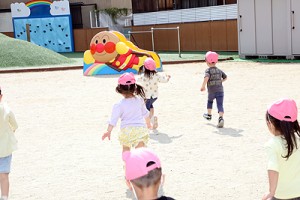 園庭の遊具で色鬼をしました　ひよこ