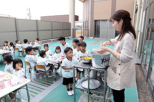 デッキゾーンでお給食美味しかったね　すみれ