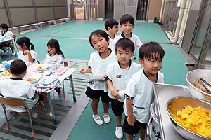 デッキゾーンでお給食美味しかったね　すみれ