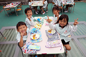 デッキゾーンでお給食美味しかったね　すみれ