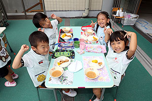 デッキゾーンでお給食美味しかったね　すみれ