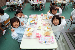 デッキゾーンでお給食美味しかったね　すみれ