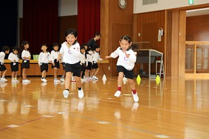 体操教室　マット運動、かけっこ　すみれ