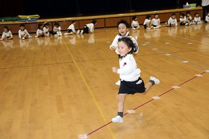 体操教室　マット運動、かけっこ　ばら