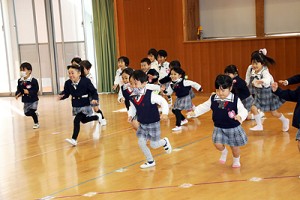 エンゼルホールで楽しい運動あそび‼　ばら