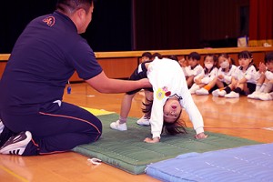 体操教室　ブリッジ・片足跳び　ひまわり