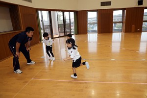 体操教室　ブリッジ・片足跳び　ひまわり