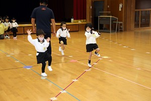 体操教室　ブリッジ・片足跳び　ひまわり