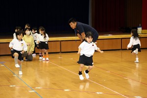 体操教室　ブリッジ・片足跳び　ひまわり