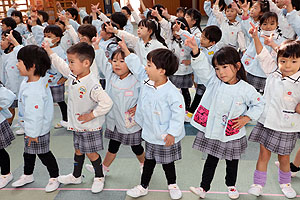 リズムフェスティバル　歌・カスタ発表ごっこ　年中