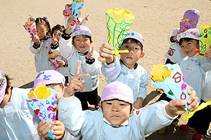 エンゼル幼稚園のお誕生日の制作　D・E・さくら・すみれ・ばら・うさぎ・きりん・こあら・ひまわり