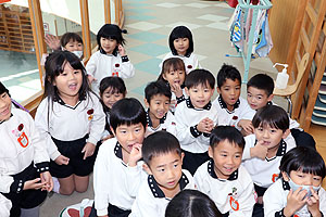 エンゼル幼稚園のお誕生日の制作　D・E・さくら・すみれ・ばら・うさぎ・きりん・こあら・ひまわり