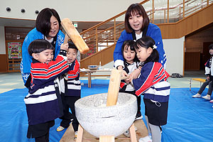 もちつき大会　こあら・ぱんだ・きりん