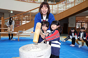 もちつき大会　こあら・ぱんだ・きりん