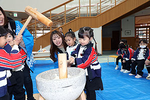 もちつき大会　こあら・ぱんだ・きりん