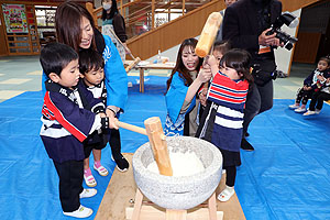 もちつき大会　こあら・ぱんだ・きりん