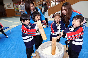 もちつき大会　こあら・ぱんだ・きりん