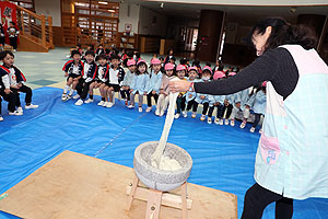 もちつき大会　年長組・ひよこ　NO.1