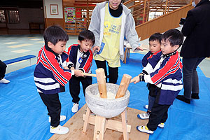 もちつき大会　年長組・ひよこ　NO.1