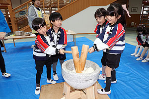 もちつき大会　年長組　NO.2