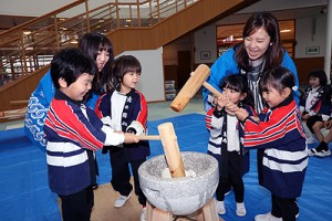 もちつき大会が行われました　ばら・たんぽぽ