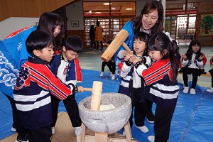 もちつき大会が行われました　ばら・たんぽぽ