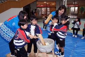 もちつき大会が行われました　ばら・たんぽぽ