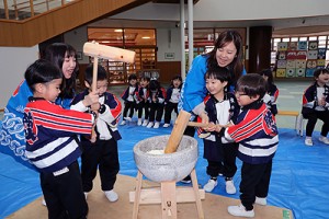 もちつき大会が行われました　ばら・たんぽぽ