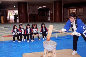 もちつき大会が行われました　ばら・たんぽぽ