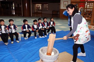 もちつき大会が行われました　ばら・たんぽぽ