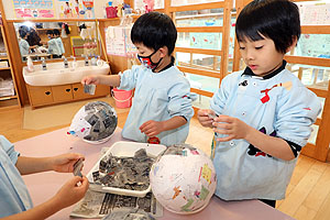 作品展の制作　張り子　すみれ・さくら・ひまわり