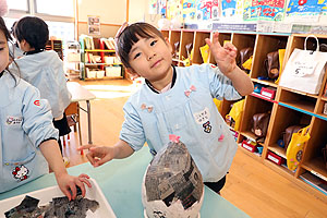 作品展の制作　張り子　すみれ・さくら・ひまわり