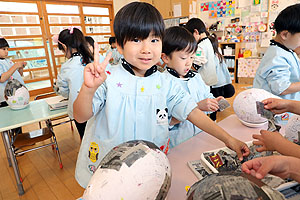 作品展の制作　張り子　すみれ・さくら・ひまわり