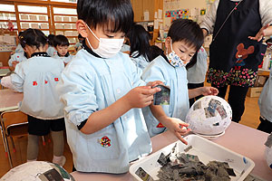 作品展の制作　張り子　すみれ・さくら・ひまわり