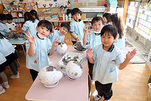 作品展の制作　張り子　すみれ・さくら・ひまわり