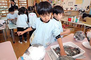 作品展の制作　張り子　すみれ・さくら・ひまわり