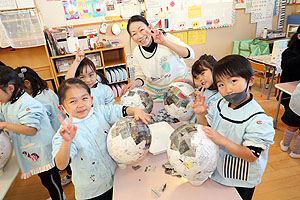 作品展の制作　張り子　すみれ・さくら・ひまわり