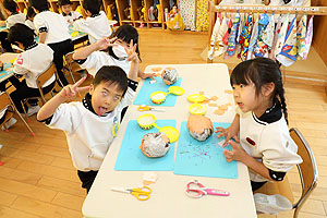 作品展の制作　張り子　すみれ・さくら・ひまわり