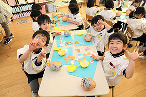 作品展の制作　張り子　すみれ・さくら・ひまわり