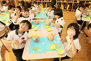 作品展の制作　張り子　すみれ・さくら・ひまわり