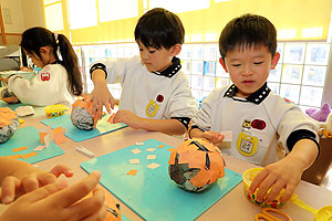 作品展の制作　張り子　すみれ・さくら・ひまわり