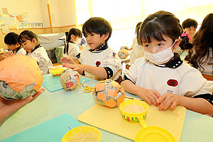 作品展の制作　張り子　すみれ・さくら・ひまわり