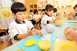 作品展の制作　張り子　すみれ・さくら・ひまわり